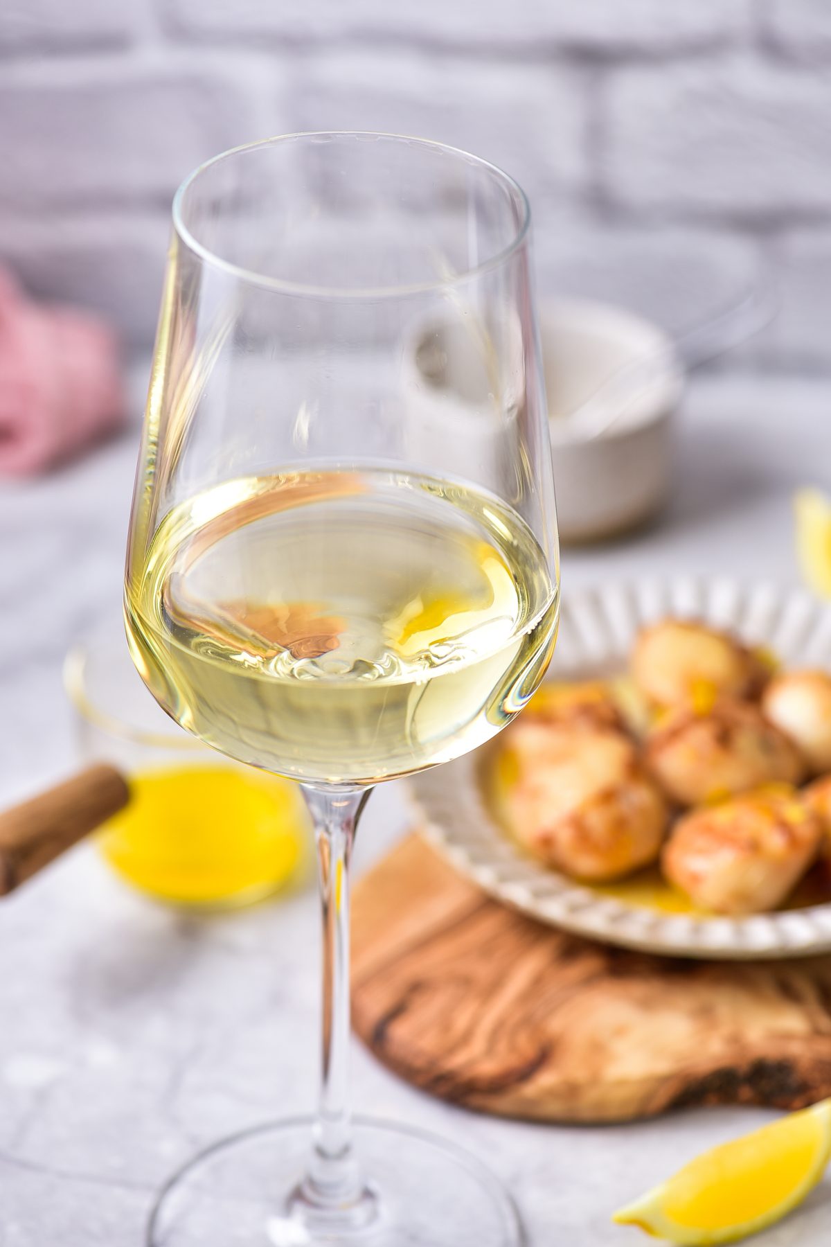 White wine and scallops